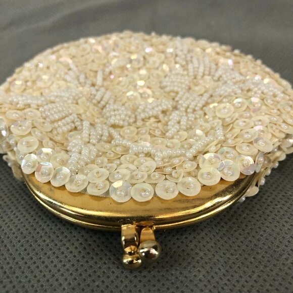 Vintage White Beaded and Sequined Small Clutch Coin Purse Made in Hong Kong - Picture 4 of 5